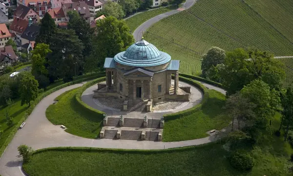 Foto: Staatliche Schlösser und Gärten Baden-Württemberg, Achim Mende Luftaufnahme der Grabkapelle auf dem Württemberg