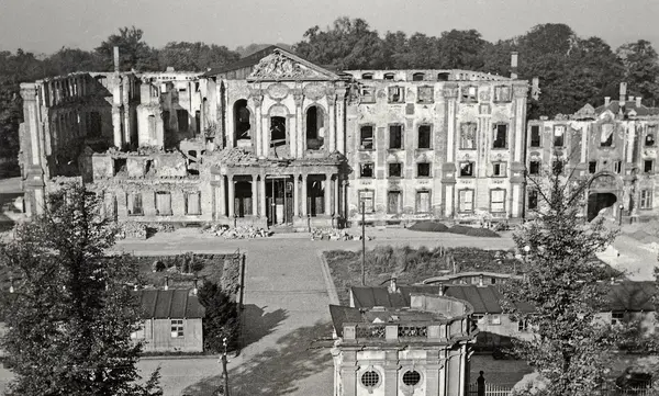 Foto: Staatliche Schlösser und Gärten Baden-Württemberg, Fritz Häcker Schloss Bruchsal, Zerstörtes Schloss