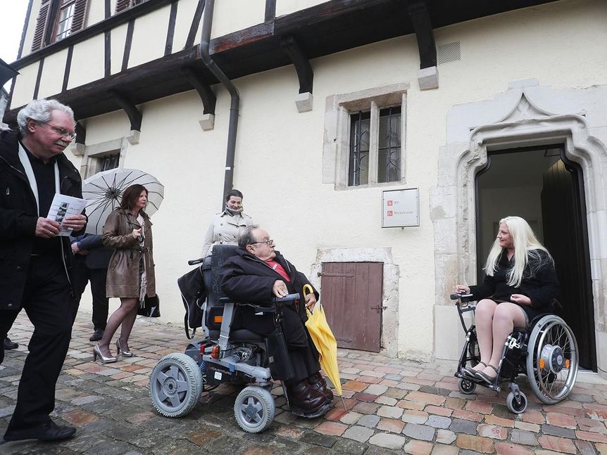 Foto: Thomas Kiel Zwei Leute im Rollstuhl schauen Kloster Bebenhausen an