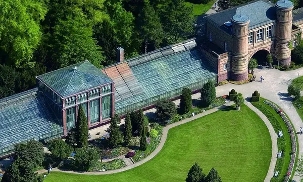 Foto: Staatliche Schlösser und Gärten Baden-Württemberg, Achim Mende Torbogengebäude und Palmenhaus des Botanischen Gartens aus der Luft